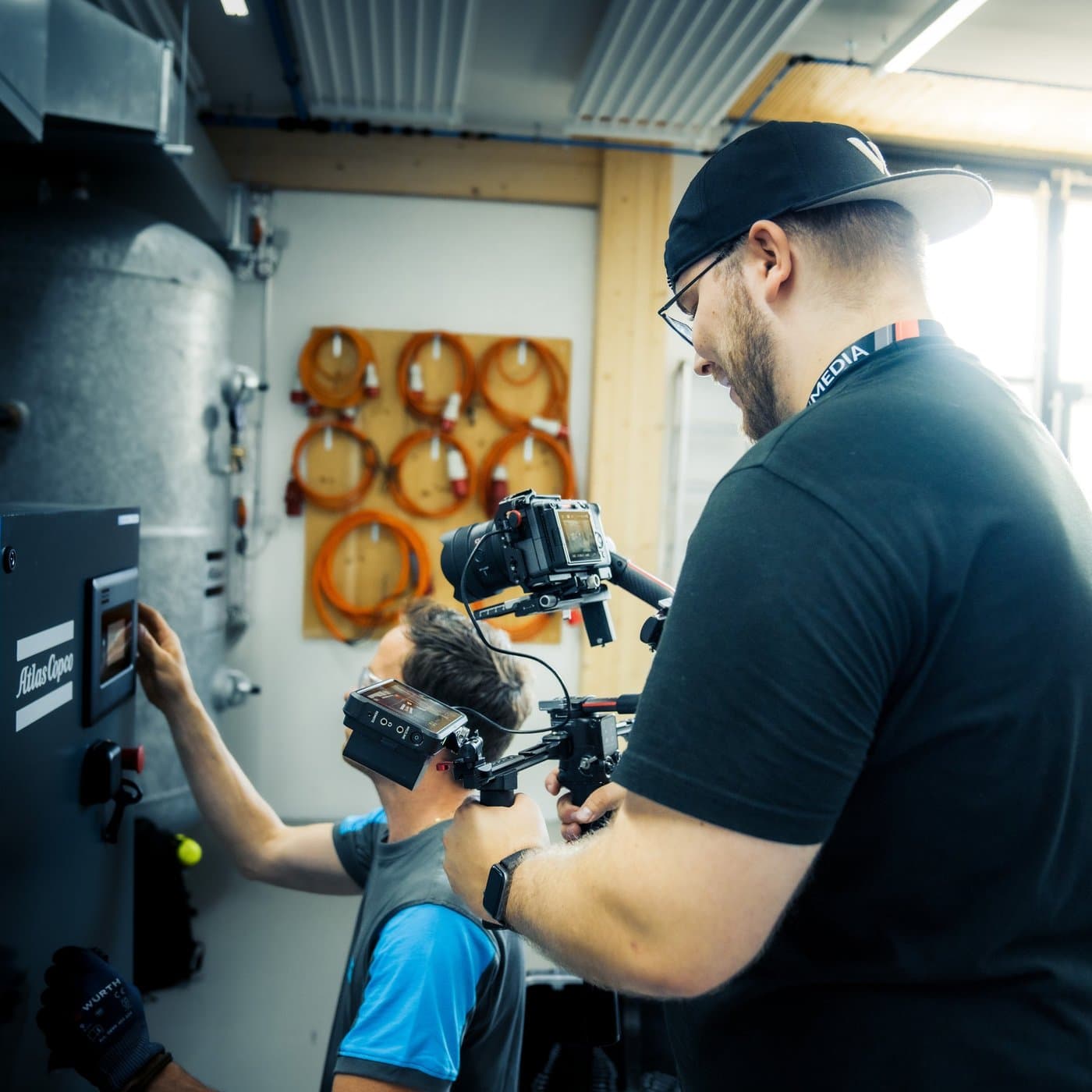 Christoph Herrmann konzentriert hinter einer Kamera bei einer Videoproduktion