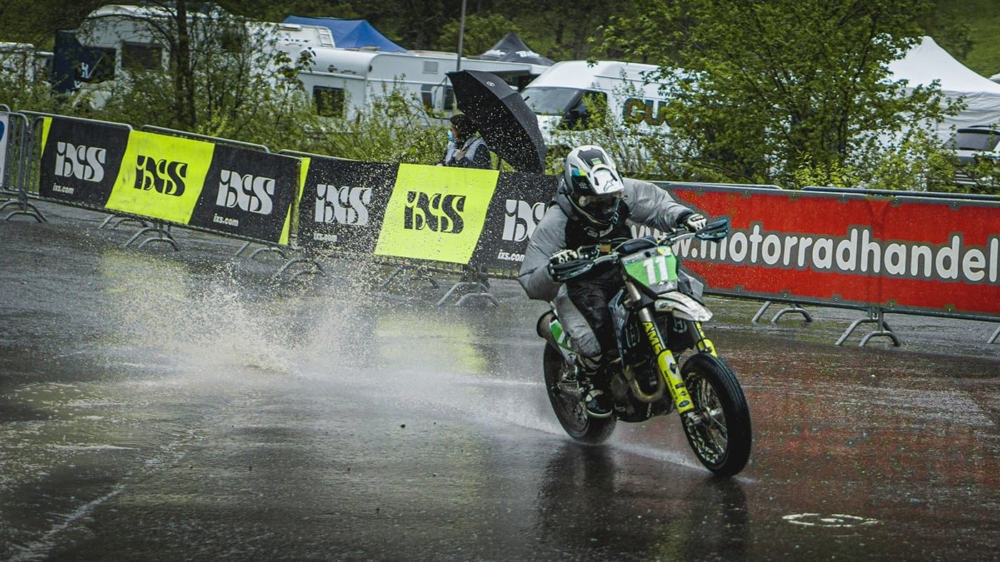 Motorradfahrer bei einem Rennen im Regen