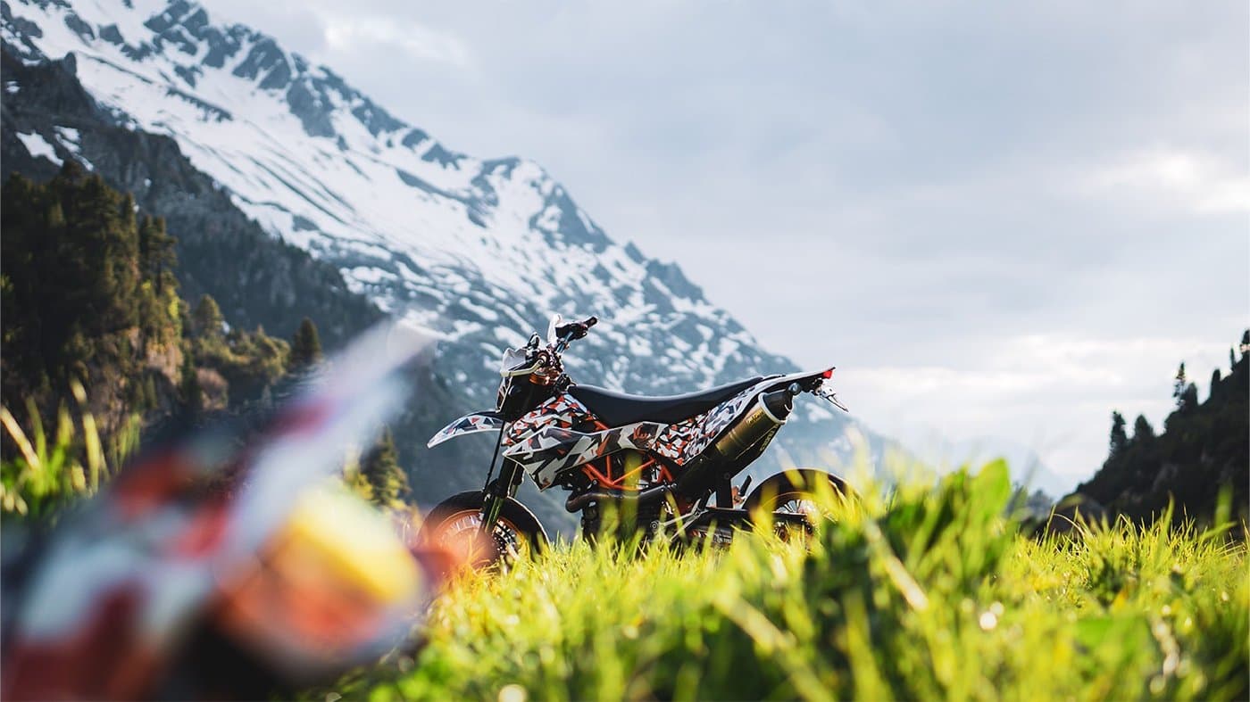 Motorrad in einer Berglandschaft als Social-Media-Lifestylemotiv